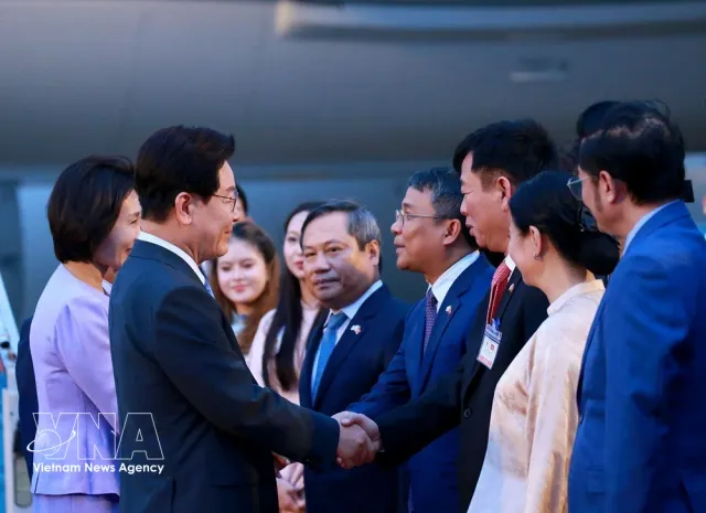 Korean President arrives in Hanoi, beginning state visit to Vietnam - Ảnh 1.