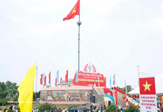 Top leader attends flag-raising ceremony in Quang Tri - Ảnh 1.