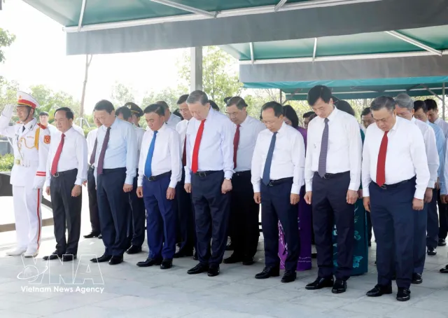 Top leader pays tribute to late Party General Secretary Ha Huy Tap in Ha Tinh province - Ảnh 1.