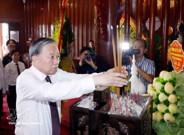 Top leader pays tribute to General Vo Nguyen Giap, martyrs in Quang Tri - Ảnh 1.