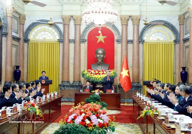 Task handover ceremony held between Party General Secretary, State President To Lam and former State President Luong Cuong - Ảnh 1.