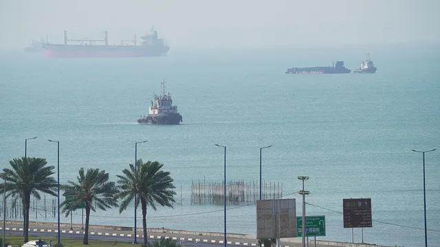 Hai tàu bị tấn công gần eo biển Hormuz trong vài giờ- Ảnh 1. Hai tàu bị tấn công gần eo biển Hormuz trong vài giờ- Ảnh 1.
