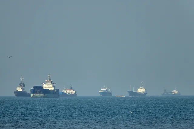 Iran dùng Eo biển Hormuz làm đòn bẩy với Mỹ - Ảnh 1.