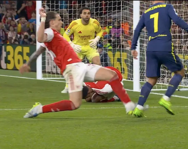 Vì sao Arsenal thoát penalty gây tranh cãi trước Atletico?- Ảnh 1.