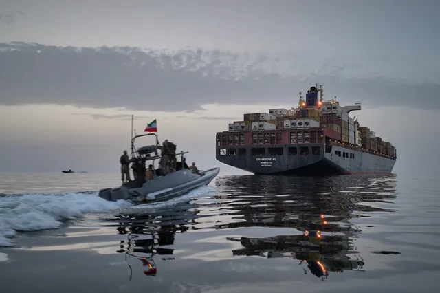 Eo biển Hormuz nóng trở lại: Mỹ, Iran đáp trả hỏa lực của nhau - Ảnh 1.