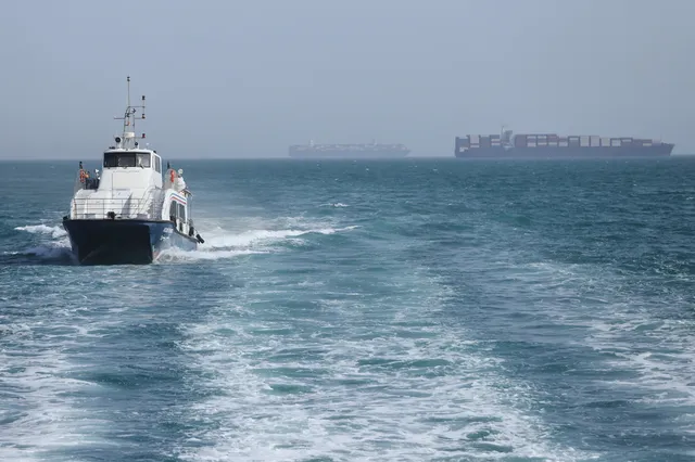 Eo biển Hormuz nóng trở lại: Mỹ, Iran đáp trả hỏa lực của nhau - Ảnh 2.