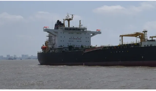 Nghi vấn UAE bí mật vận chuyển dầu qua eo biển Hormuz - Ảnh 1. Nghi vấn UAE bí mật vận chuyển dầu qua eo biển Hormuz - Ảnh 1.