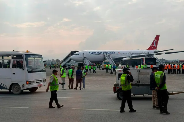 Máy bay Turkish Airlines bốc khói khi hạ cánh tại sân bay Nepal- Ảnh 1. Máy bay Turkish Airlines bốc khói khi hạ cánh tại sân bay Nepal- Ảnh 1.