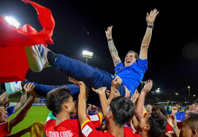 HLV Cristiano Roland: Tấm vé dự World Cup là cú hích lịch sử cho tương lai bóng đá Việt Nam- Ảnh 2. HLV Cristiano Roland: Tấm vé dự World Cup là cú hích lịch sử cho tương lai bóng đá Việt Nam- Ảnh 2.