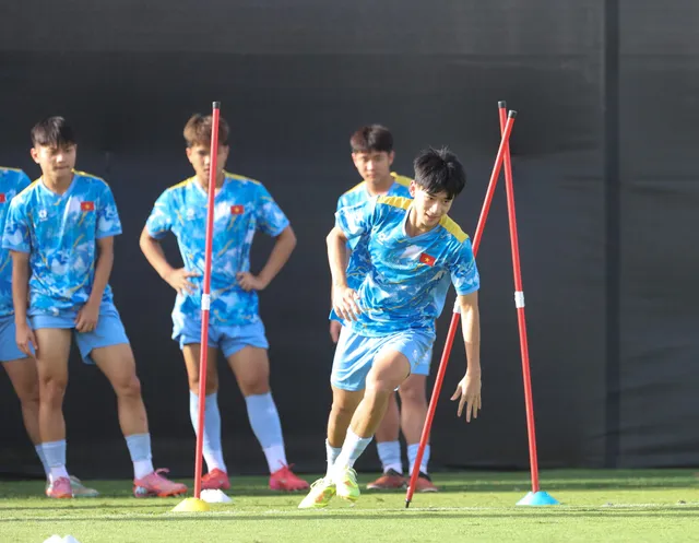 HLV Cristiano Roland: "Đã có cơ hội tiến xa, U17 Việt Nam sẽ nỗ lực hết mình"- Ảnh 3. HLV Cristiano Roland: "Đã có cơ hội tiến xa, U17 Việt Nam sẽ nỗ lực hết mình"- Ảnh 3.