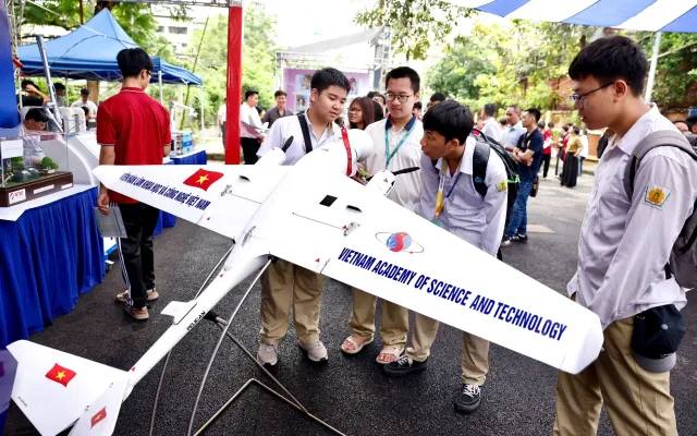 Hàng nghìn học sinh tìm hiểu ngành AI, bán dẫn tại Ngày hội tuyển sinh khoa học - công nghệ