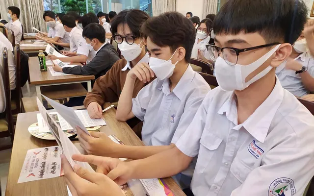 Sĩ tử tăng tốc mùa thi với “gia sư số” AI