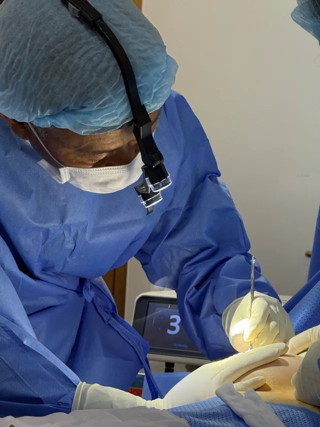 Breast augmentation 4 years ago – unexpected foreign body discovered in the breast - Ảnh 2.
