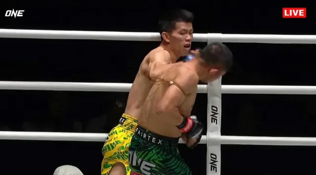 Huỳnh Văn Tuấn thua Knock-out đầy tiếc nuối trước Chokpreecha- Ảnh 2. Huỳnh Văn Tuấn thua Knock-out đầy tiếc nuối trước Chokpreecha- Ảnh 2.