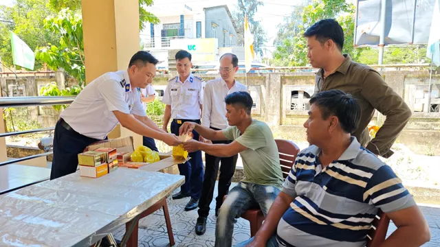 Vùng Cảnh sát biển 2 tuyên truyền IUUcho hơn 100 ngư dân phường Thuận An, thành phố Huế - Ảnh 6.