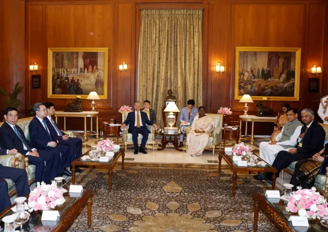 Vietnam’s top leader meets with Indian President - Ảnh 1.
