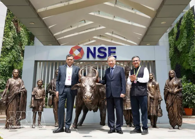 Top Vietnamese leader rings bell at India’s National Stock Exchange - Ảnh 1.
