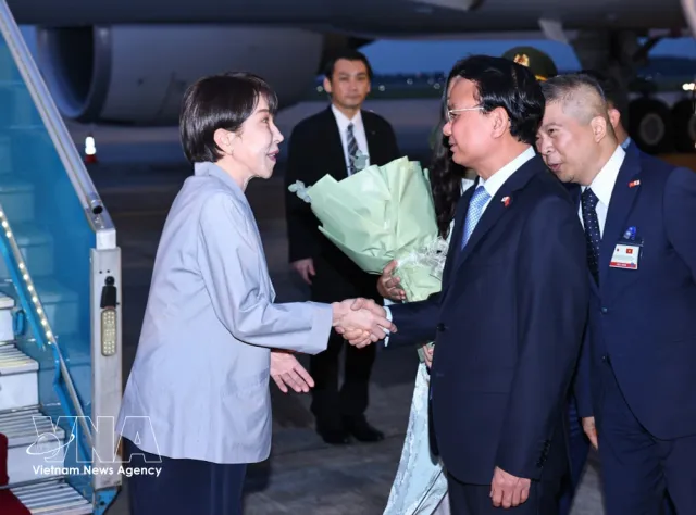 Japanese PM arrives in Hanoi, beginning official visit to Vietnam - Ảnh 1.