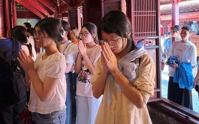 Sĩ tử đội nắng tới Văn Miếu cầu may trước ngày thi lớp 10