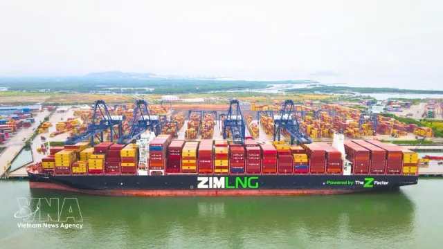 SSIT welcomes LNG-powered mega container ship on new trans-Pacific route - Ảnh 1.
