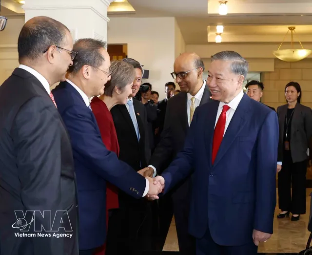 Singapore holds official welcome ceremony for Vietnamese Party and State leader - Ảnh 2.