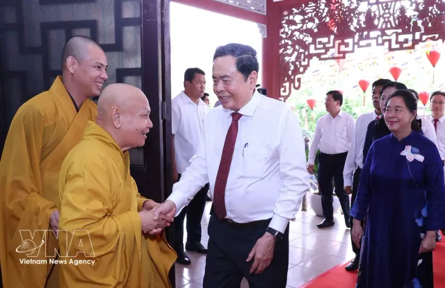 Top legislator extends Vesak greetings in Ho Chi Minh City - Ảnh 1.