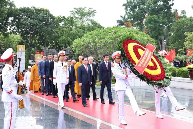 Vietnamese leaders pay tribute to President Ho Chi Minh on 136th birth anniversary - Ảnh 1.