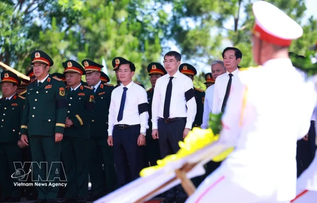 PM attends memorial service, burial for Vietnamese volunteer soldiers, experts died in Laos - Ảnh 1.