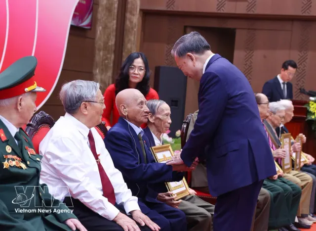 Party, State leader presents Party-membership badges to veteran members - Ảnh 1.
