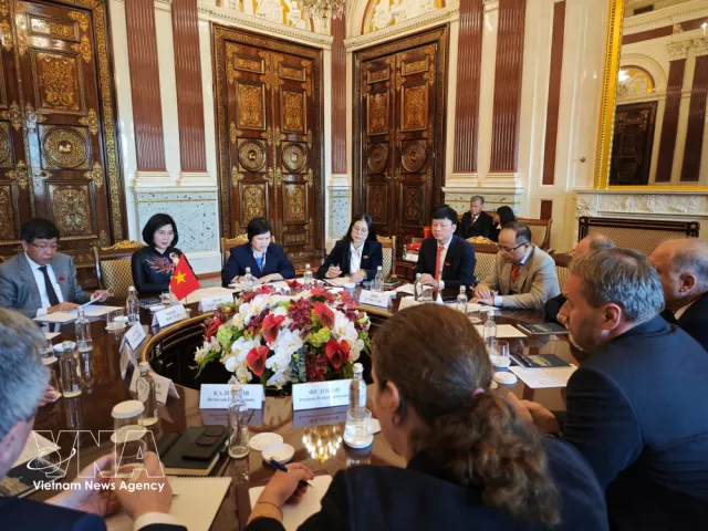 Hanoi, Saint Petersburg seek more substantive cooperation - Ảnh 1.