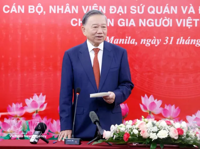 Party and State leader meets Vietnamese community in Philippines - Ảnh 1.