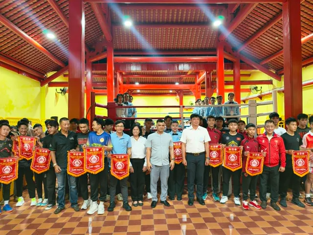 Đưa võ đài vào ngôi miếu cổ 300 năm tuổi- Ảnh 1. Đưa võ đài vào ngôi miếu cổ 300 năm tuổi- Ảnh 1.