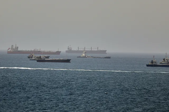 Mỹ dỡ bỏ phong tỏa hải quân tại eo biển Hormuz- Ảnh 1.