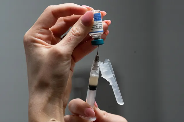 Mỹ xem xét vaccine cúm đầu tiên sử dụng công nghệ mRNA - Ảnh 1. Mỹ xem xét vaccine cúm đầu tiên sử dụng công nghệ mRNA - Ảnh 1.