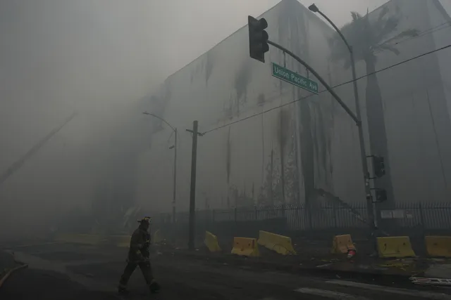 Mỹ ban bố tình trạng khẩn cấp do đám cháy kho thực phẩm ở Los Angeles - Ảnh 2.