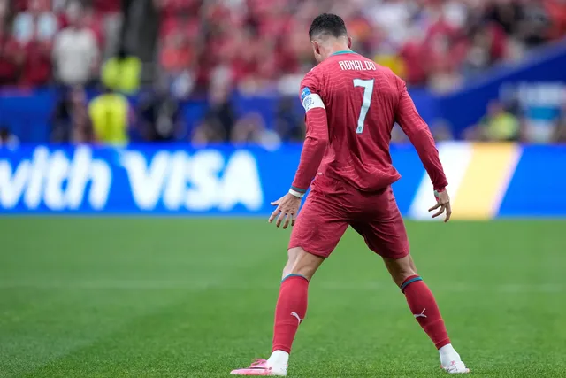Cristiano Ronaldo chạm tới cột mốc mà Messi chưa có- Ảnh 2. Cristiano Ronaldo chạm tới cột mốc mà Messi chưa có- Ảnh 2.