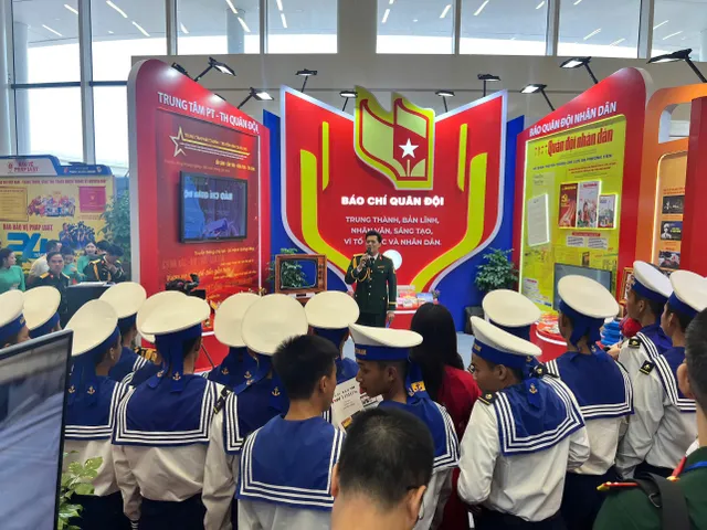 Hai Phong Residents and Young Soldiers Dive Into  Vibrant Atmosphere of  National Press Festival 2026 - Ảnh 1.
