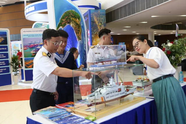 Hai Phong Residents and Young Soldiers Dive Into  Vibrant Atmosphere of  National Press Festival 2026 - Ảnh 11.