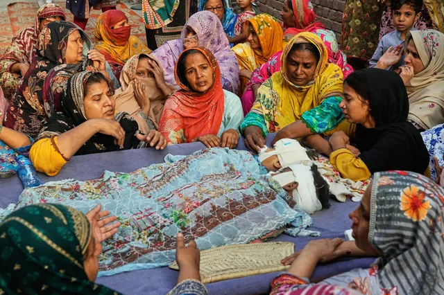 Sập mái nhà ở Pakistan, ít nhất 14 trẻ em thiệt mạng - Ảnh 4. Sập mái nhà ở Pakistan, ít nhất 14 trẻ em thiệt mạng - Ảnh 4.