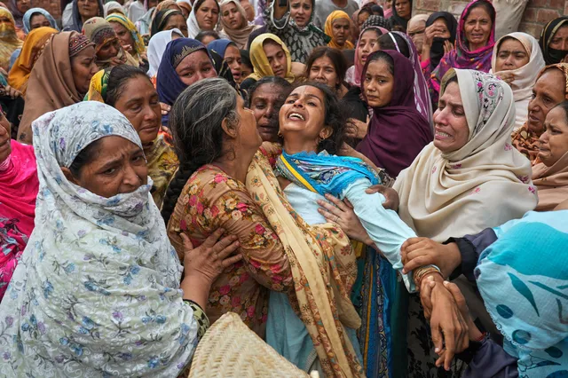 Sập mái nhà ở Pakistan, ít nhất 14 trẻ em thiệt mạng - Ảnh 5. Sập mái nhà ở Pakistan, ít nhất 14 trẻ em thiệt mạng - Ảnh 5.