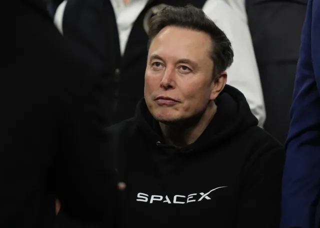 SpaceX được cho là đang thử nghiệm thiết bị AI giống điện thoại - Ảnh 1.