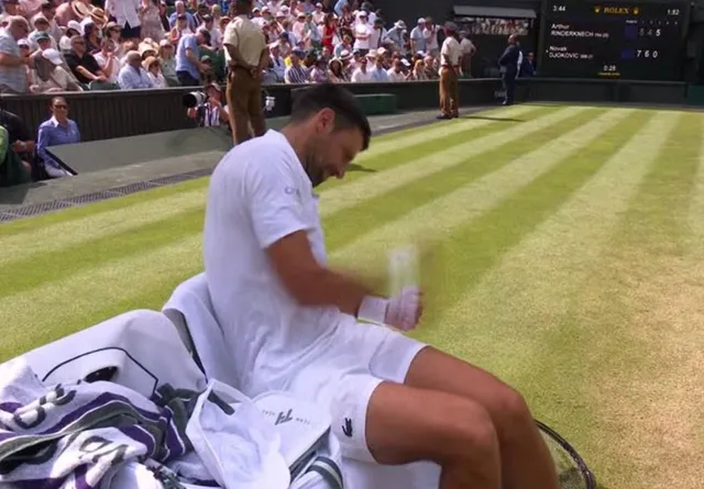 Djokovic tự đấm vào đùi 11 lần vì bế tắc, cân bằng cột mốc của Federer ở Wimbledon- Ảnh 1.