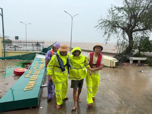 Cứu 3 thuyền viên trên tàu bị chìm sau hơn 12 giờ mất liên lạc do ảnh hưởng bão số 1 - Ảnh 3.
