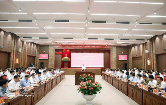 Top leader urges Hanoi to pursue faster, higher-quality growth - Ảnh 1.