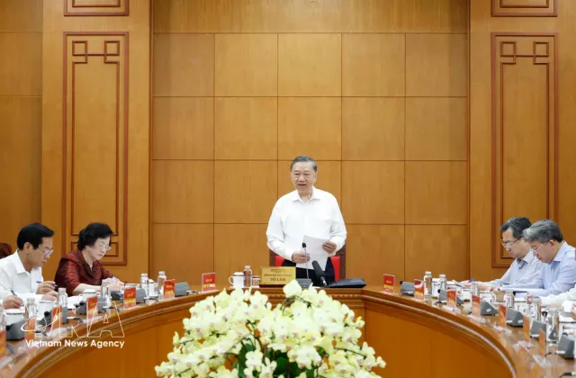 Top leader calls for building modern, transparent, integrated labour market - Ảnh 1.