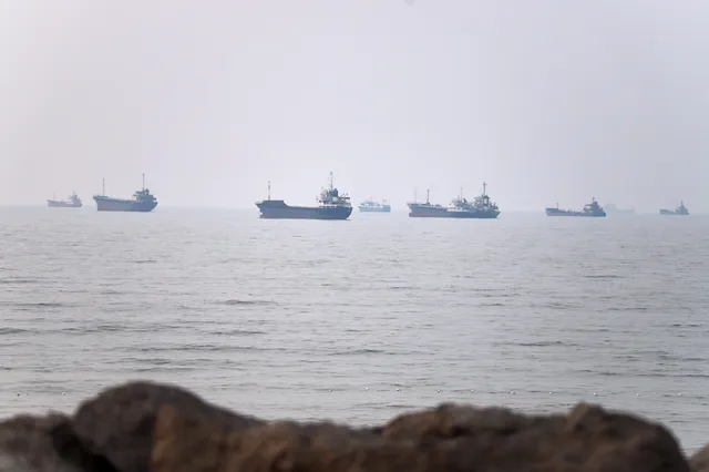 Mỹ - Iran giằng co quyền kiểm soát eo biển Hormuz- Ảnh 1. Mỹ - Iran giằng co quyền kiểm soát eo biển Hormuz- Ảnh 1.