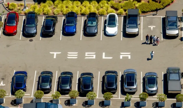 Elon Musk để ngỏ khả năng sáp nhập Tesla và SpaceX - Ảnh 1.
