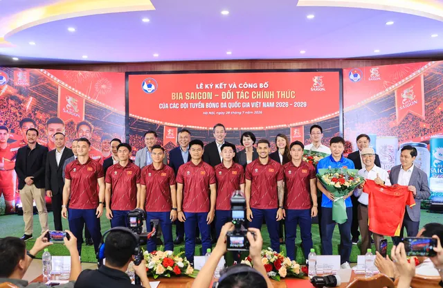 Vietnamese football continues to receive significant sponsorship - Ảnh 1.