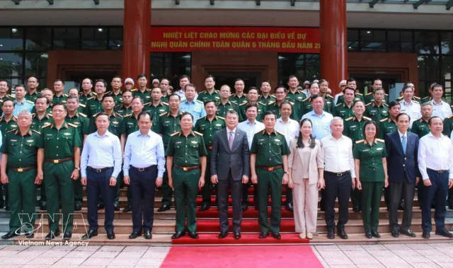 Prime Minister urges military to enhance strategic advisory role, forecasting capacity - Ảnh 1.