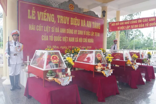 Truy điệu và an táng 4 hài cốt liệt sĩ được tìm thấy tại Hang Đá Sập - Ảnh 1.